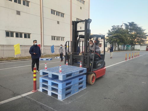 安徽中煙阜陽卷煙廠物流分中心舉辦叉抱車技能競賽